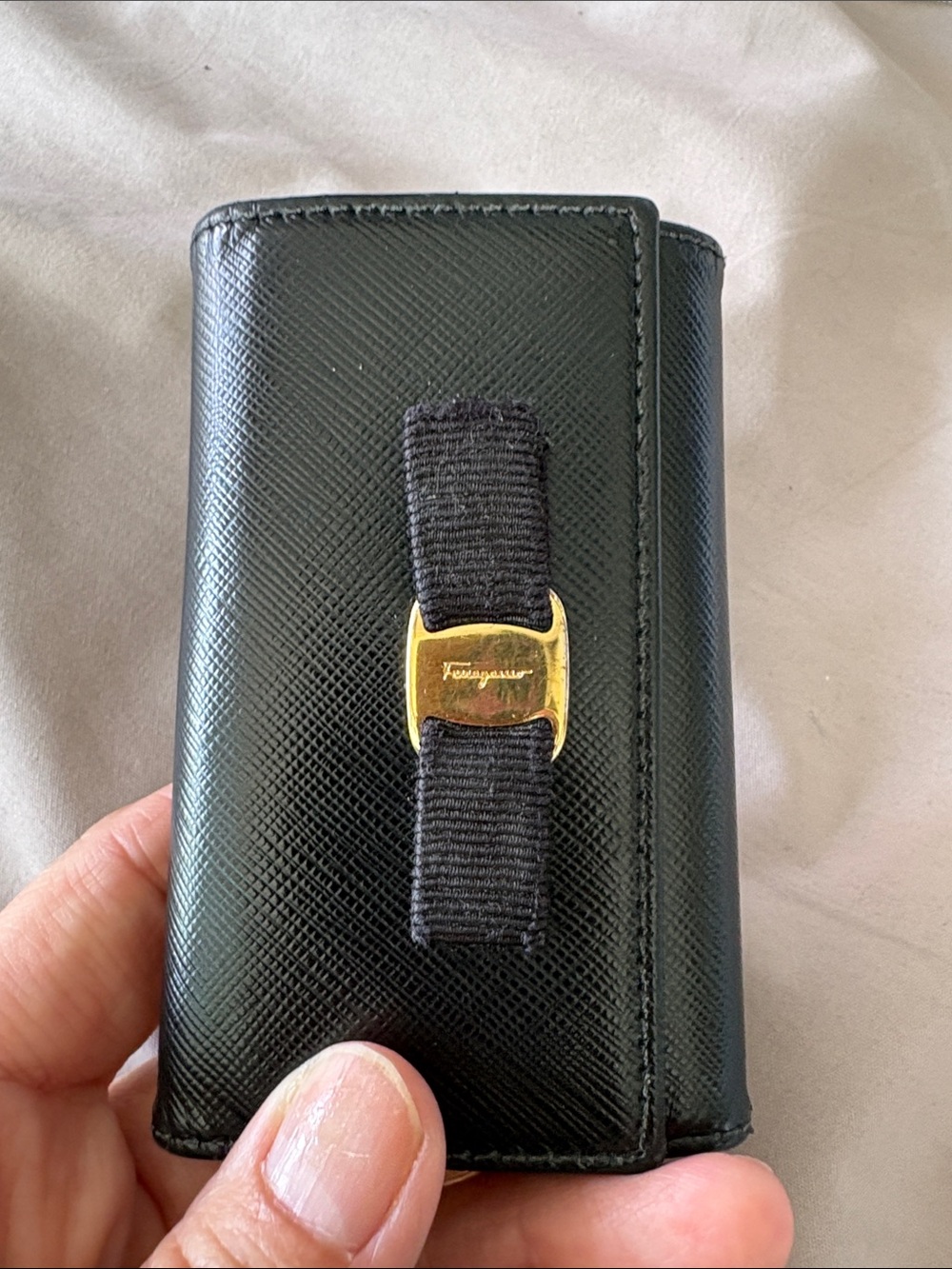 Salvatore Ferragamo Vara Bow Saffiano Leather 6 Key Holder Wallet Black Gold - Picture 3 of 15